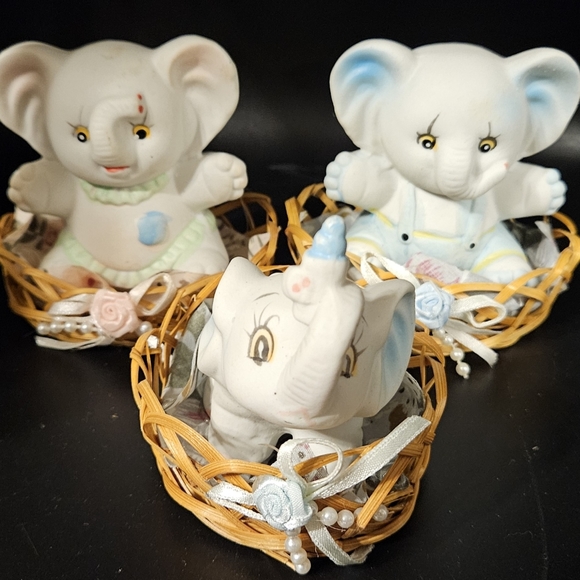 Set of 3 ceramic baby elephant figurines in wicker basket bellished. - Picture 1 of 6